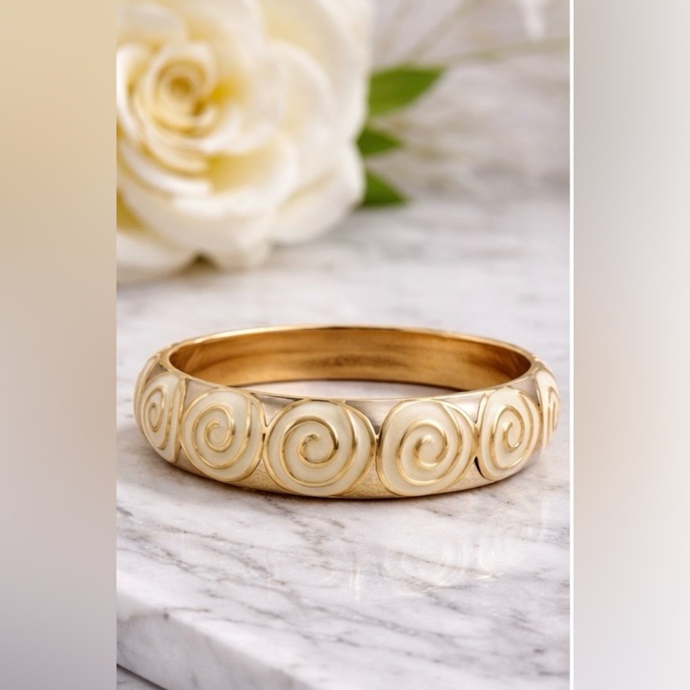 Chic Swirl Design Gold and Cream Bracelet